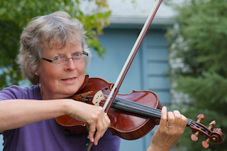 Heidi Bowe playing violin